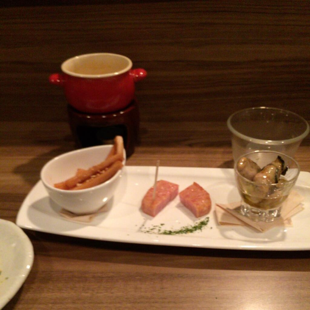 お通しはもちろん美味しいけど、おつまみも美味い。