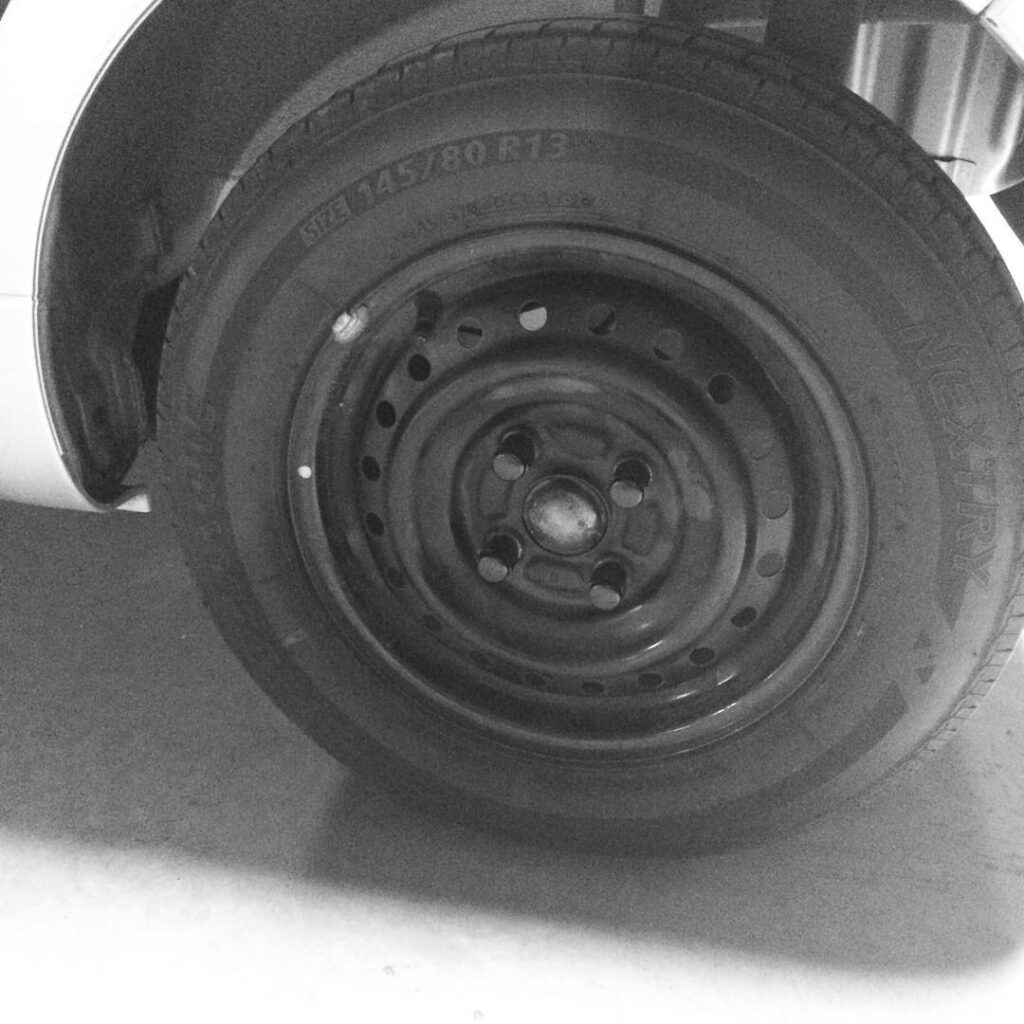テッチンホイールがカッコいい #車 #タイヤ #テッチンホイール #スチールホイール #…
